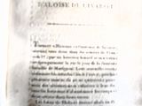 un gros plan sur une page de livre sur laquelle figure une horloge