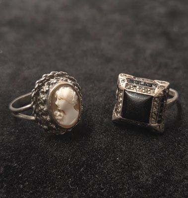 deux bagues, l'une avec le visage d'une femme et l'autre avec celui d'un homme