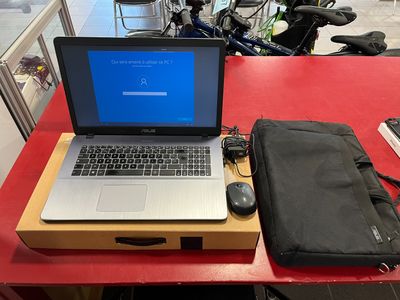 un ordinateur portable posé sur une table rouge