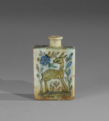 Iran, XXe siècle Petit vase bouteille à décor d'une biche à …