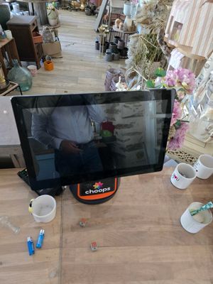 un homme qui se tient debout devant un téléviseur