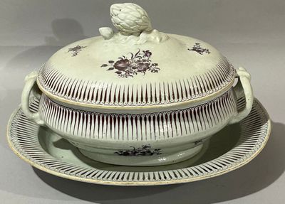 une assiette blanche sur laquelle est posé un bol et une assiette sur laquelle est représenté un oiseau