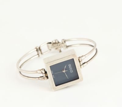 une photo d'une montre-bracelet en argent avec un cadran bleu