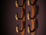une paire d'étagères en bois ornées d'oiseaux, posées contre un mur violet