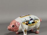une image représentant une figurine de cochon posée sur une surface grise