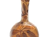 un vase en verre avec un motif sur une surface blanche