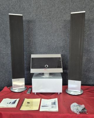 deux haut-parleurs et un tourne-disque posés sur une table rouge
