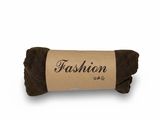 une pelote de laine marron sur laquelle est inscrit le mot « fashion »