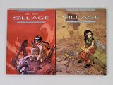 deux livres posés sur une table