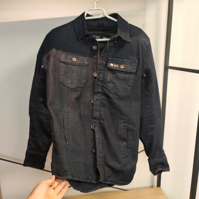 La veste est suspendue à un cintre dans un magasin de vêtements.