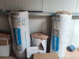 une pile de cartons posée par terre près d'un mur