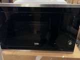 un micro-ondes posé sur une boîte