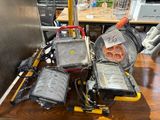 une table sur laquelle sont posés tout un tas d'appareils électriques