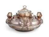 service à thé plaqué argent comprenant des tasses à thé et des soucoupes présentées sur un plateau