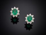 une paire de boucles d'oreilles en émeraude et diamant