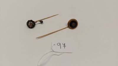 une photo représentant une paire de boucles d'oreilles et un bâtonnet muni d'une étiquette de prix