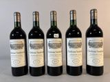 six bouteilles de vin sont alignées sur une table