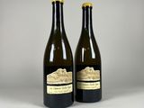 deux bouteilles de vin posées l'une à côté de l'autre sur une table