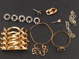 beaucoup de bijoux en or sur une surface noire