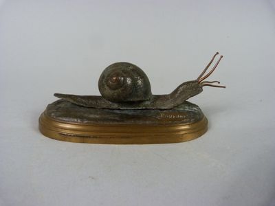 statue d'un escargot posée sur un socle en bois
