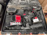 une mallette contenant des outils, posée sur une table