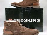 des chaussures pour homme dans une boîte avec une boîte de Redskins