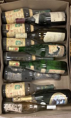 plusieurs bouteilles de vin dans une caisse sur la table