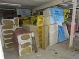 une pièce avec beaucoup de cartons et des cartons sur le sol
