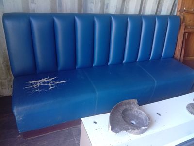 un banc bleu sur lequel dort un chat