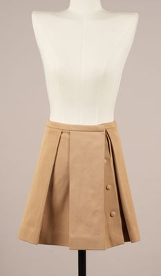 un torse de mannequin vêtu d'une jupe, posé sur un socle de mannequin