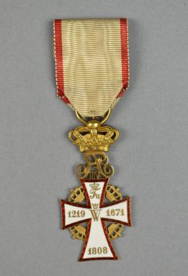 Gros plan sur une médaille ornée d'une croix