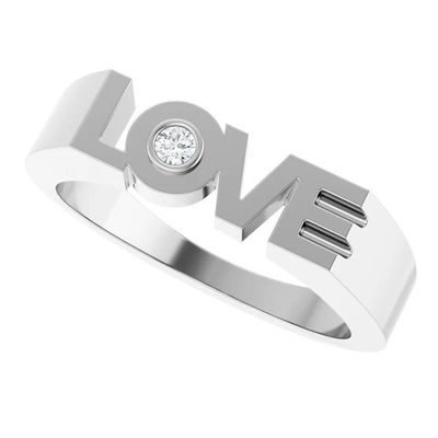 une photo d'une bague en diamant sur laquelle est inscrit le mot « amour »