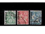 quatre timbres différents sur une surface noire avec un fond blanc