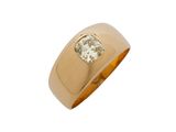une bague en or jaune avec un diamant serti au centre