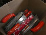 une boîte en carton contenant plusieurs ciseaux