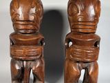 paire de tabourets en bois sculpté, dont les accoudoirs et les pieds ont la forme d’un homme et d’une femme