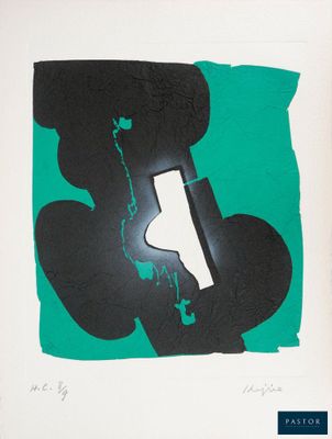 une image représentant un tableau noir et vert accroché à un mur blanc