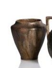 deux vases posés l'un à côté de l'autre sur une surface blanche