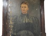 tableau représentant une femme en robe noire, dans un cadre en bois