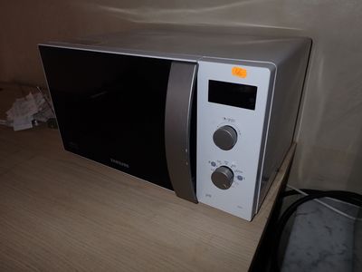 un micro-ondes posé sur une table dans une pièce