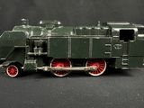 un petit train posé sur une table