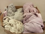 une boîte en carton remplie de serviettes de toutes les couleurs