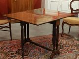 une image d'une salle à manger avec une table et des chaises