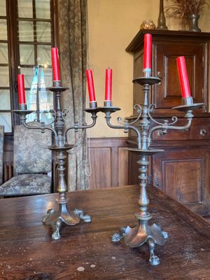 trois bougies posées sur une table dans une pièce