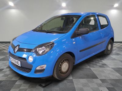 la petite voiture bleue est garée sur un sol en damier