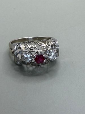 une image représentant une bague en argent sertie d'un rubis