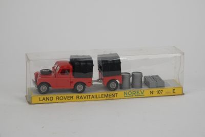 un camion jouet rouge avec une remorque noire dans une boîte transparente