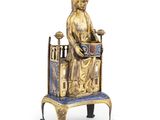 une photo représentant une statue d'une femme assise sur un banc
