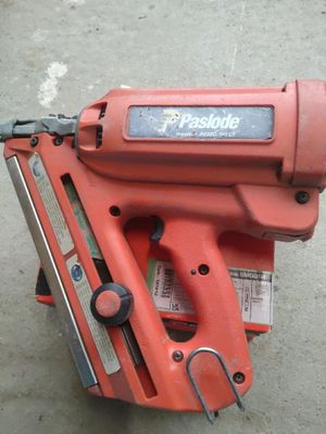 NON VENU- Un cloueur de charpentier sans coffret avec un cha…