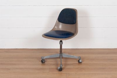 une chaise posée sur un parquet